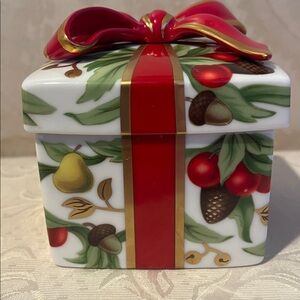 Large square Tiffany holiday Ceramic Gift Box with removable lid 3.5” around